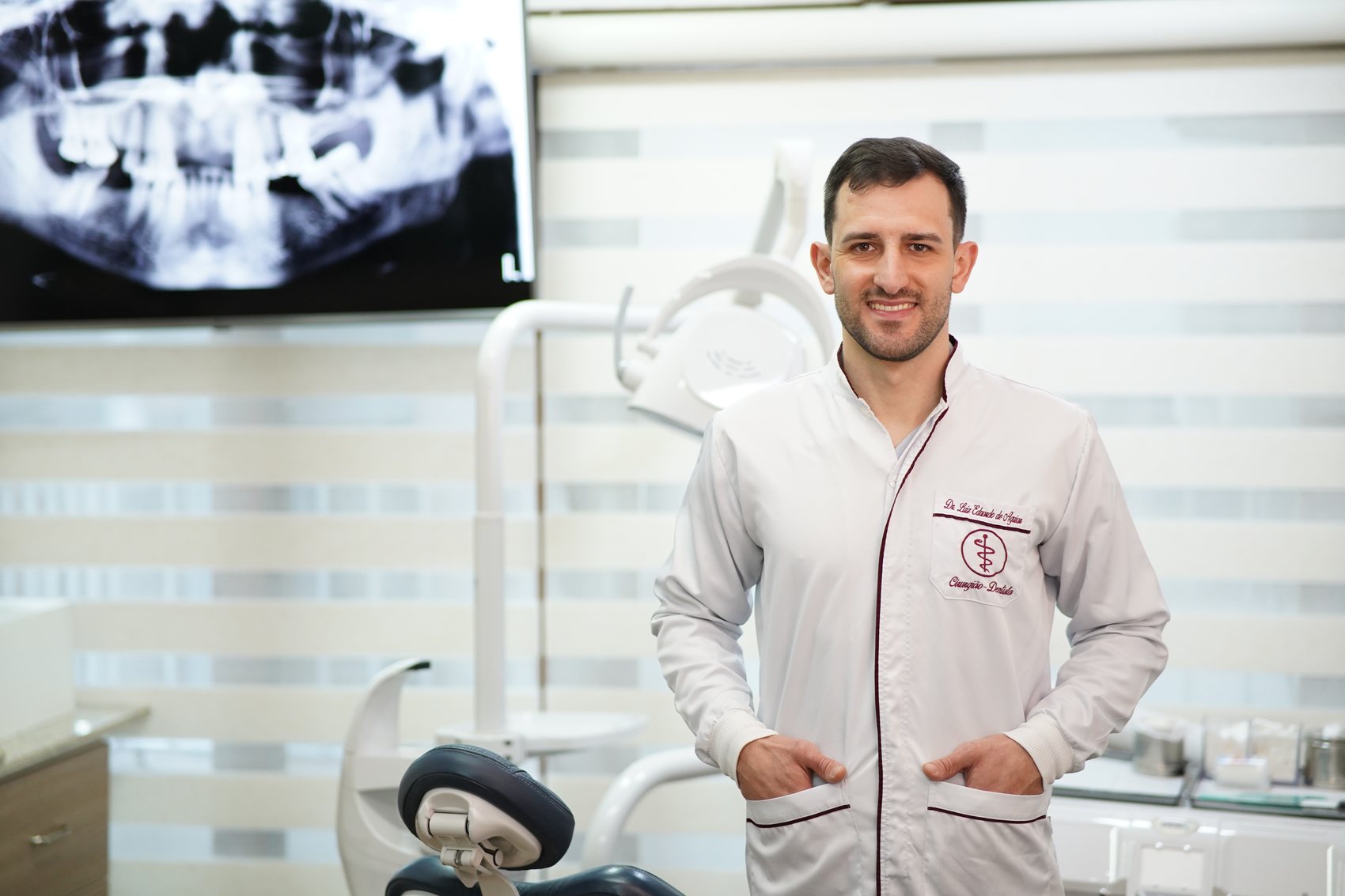 Dr. Luiz Eduardo sorrindo no consultório